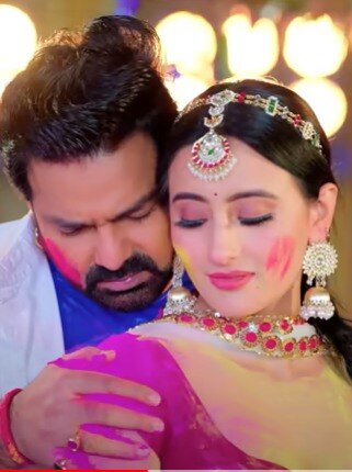 होली खेलते हुए एक्ट्रेस संग रोमांटिक हुए पवन सिंह, कैमरे के सामने लुटाया प्यार, Video वायरल