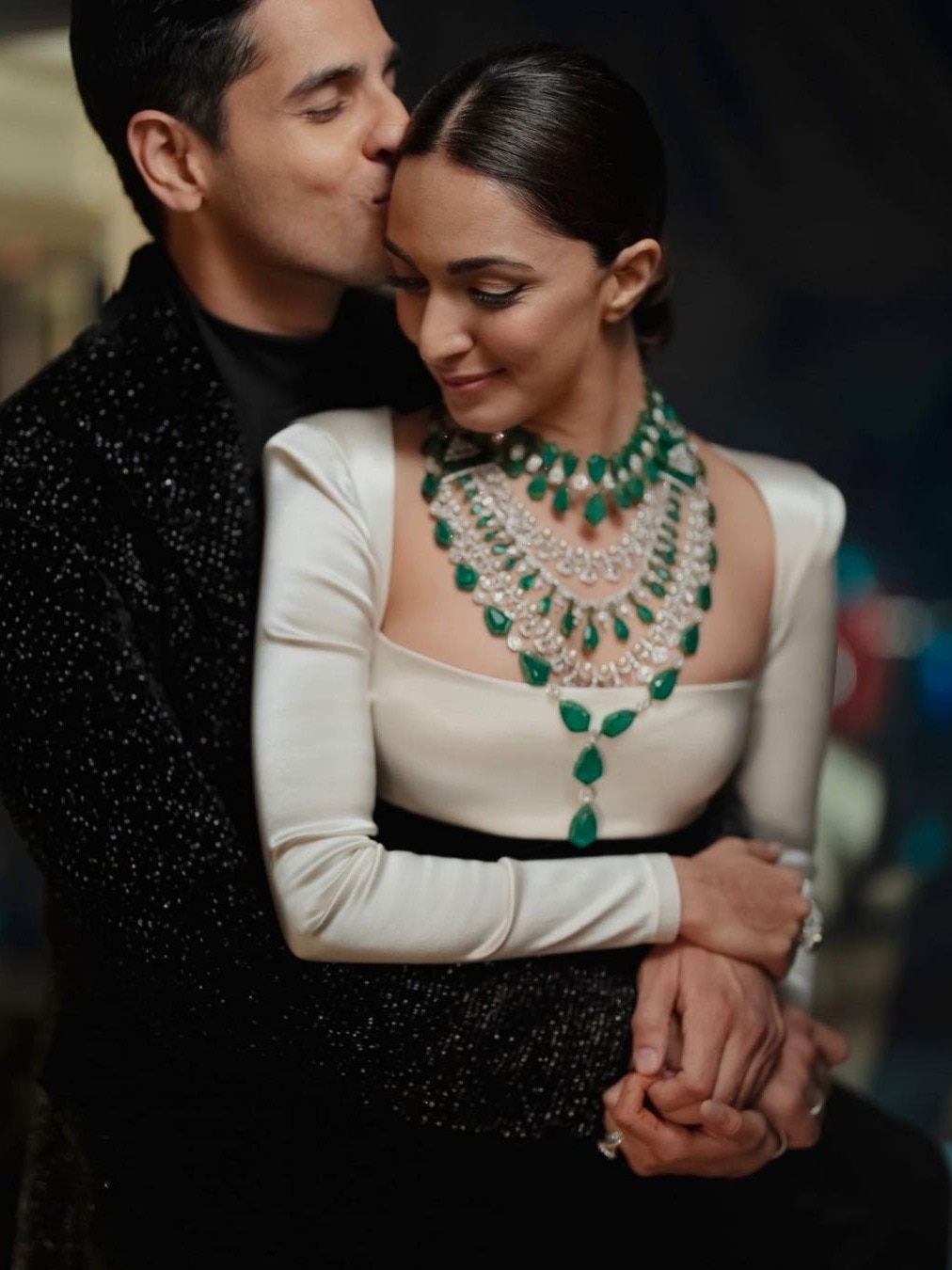 नई नवेली दुल्हन कियारा संग रोमांटिक हुए सिद्धार्थ, किया Kiss, वायरल हुई फोटोज