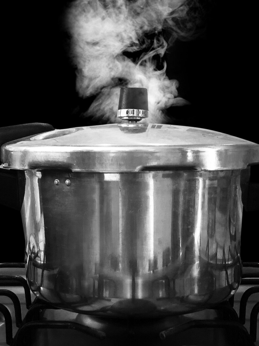 कुकर का ढक्कन और सीटी की गंदगी ऐसे करें साफ Cooker whistle cleaning