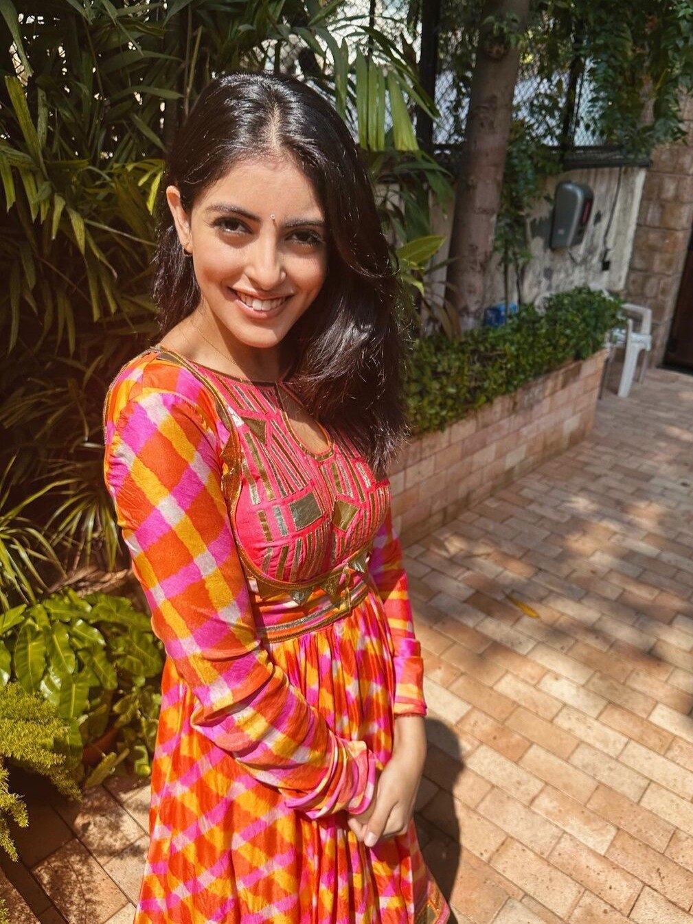 डिजाइनर बैकलेस सूट में अमिताभ की नातिन नव्या का एलिगेंट लुक, Photos 