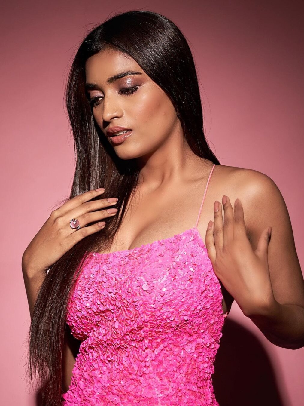 रिवीलिंग ड्रेस-हैवी मेकअप पर ट्रोल हुईं 'मिस इंडिया' मान्या, उड़ा मजाक, लोग बोले- कितना बदल गई