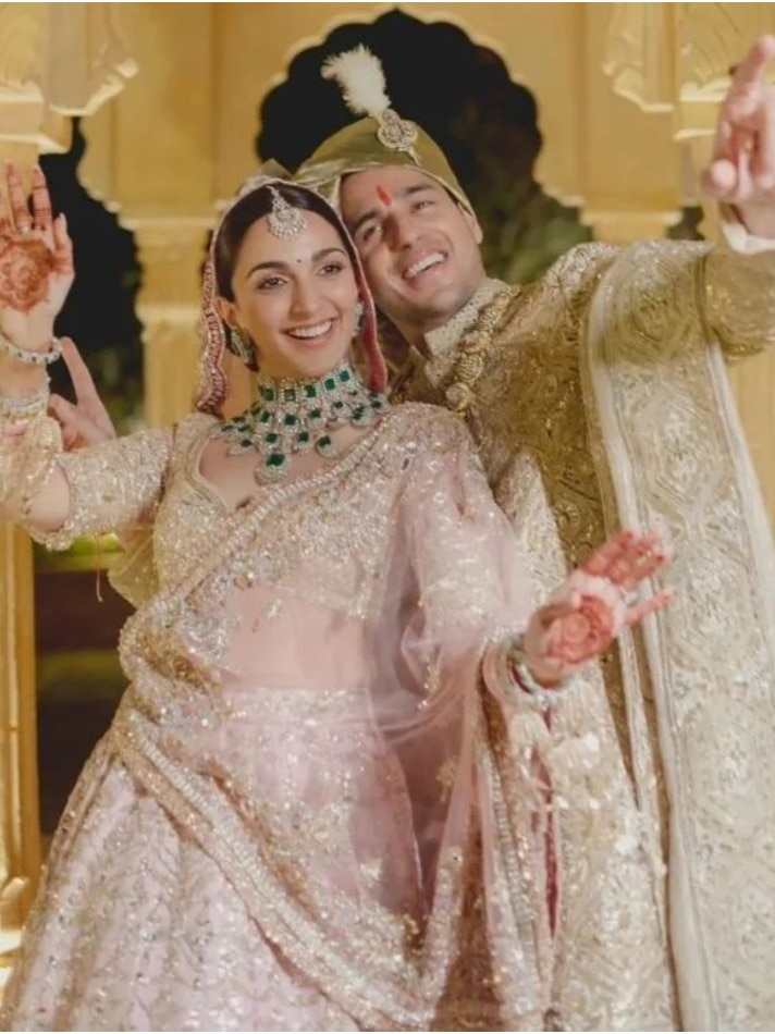 6700 घंटे तक जुटे रहे 200 कारीगर तब जाकर तैयार हुआ कियारा-सिड का वेडिंग आउटफिट 