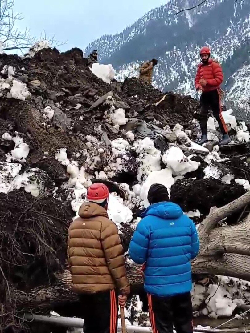 J-K में लैंडस्लाइड, घरों को नुकसान, मलबे में कई मवेशी भी दबे