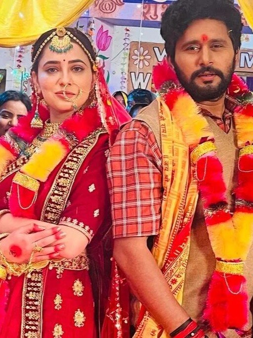 एक्टर ने दूसरी पत्नी को दिया धोखा? तीसरी बीवी-बच्चे संग फोटो वायरल!