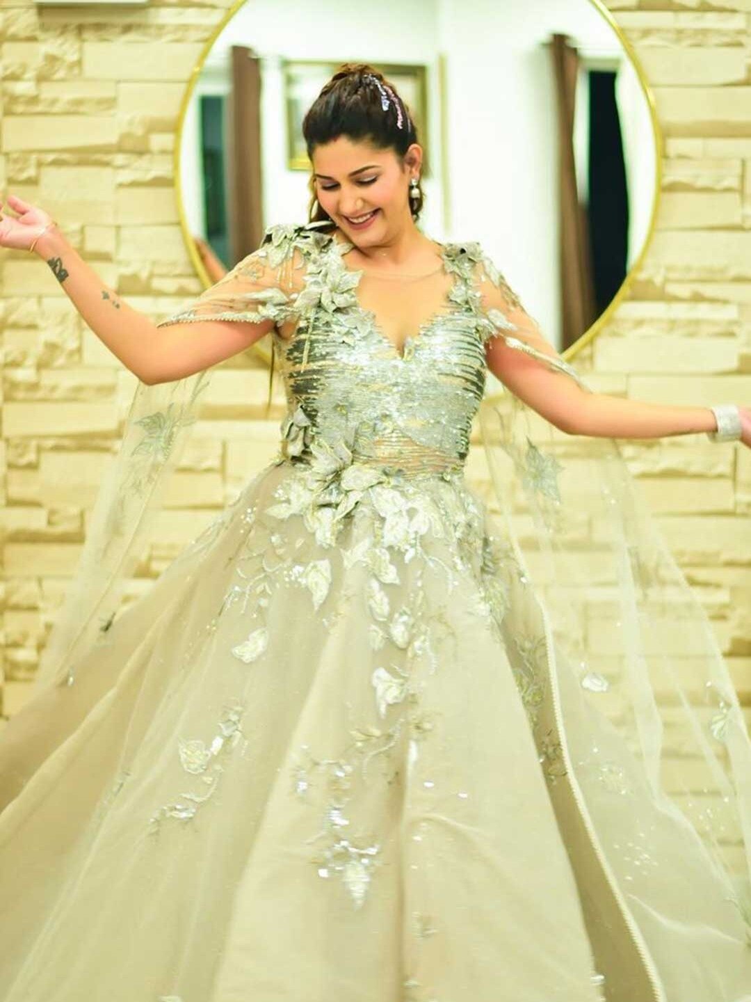 गाउन पहनकर चमकीं सपना चौधरी, बोलीं- देखी है ऐसी 'चमकीली लड़की'