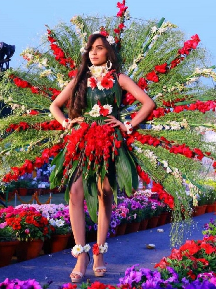 अनोखा फैशन शो! मॉडल्स ने पहनीं फूल-पत्तियों की ड्रेस