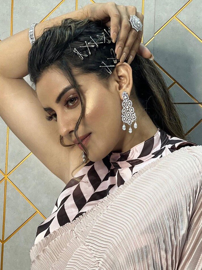  सिर पर सेफ्टीपिन का जाल, अक्षरा से बोले यूजर, उर्फी बनने में कहीं हो न जाओ घायल