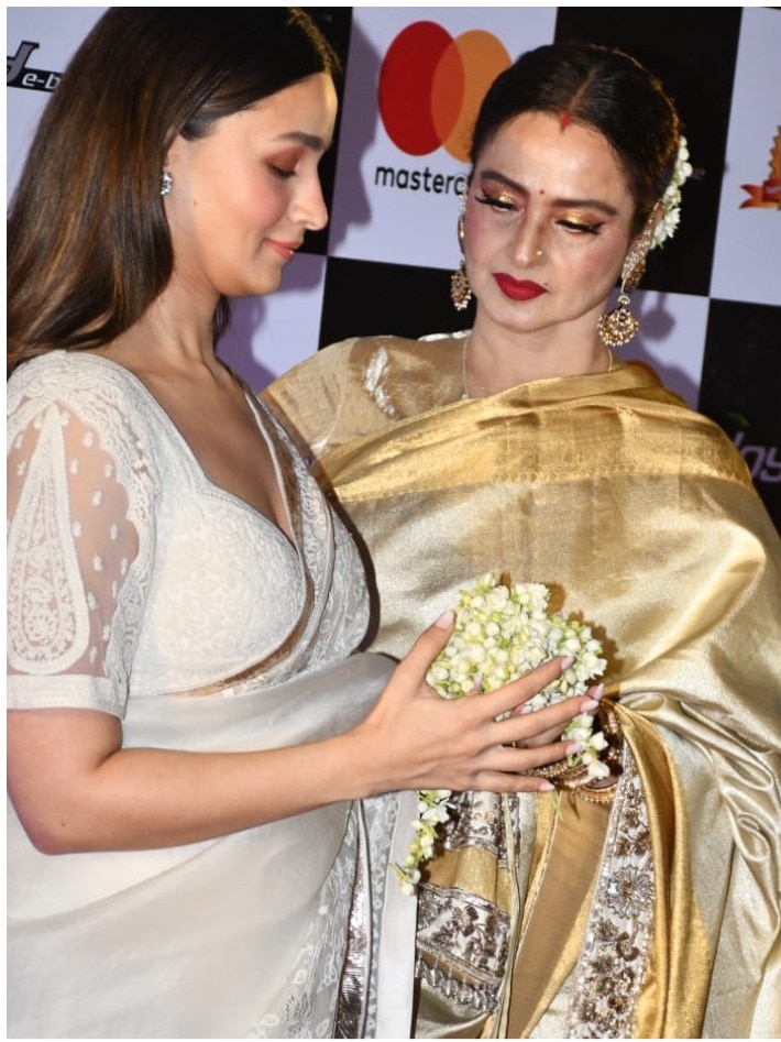साड़ी-बिंदी-झुमके में रेखा-आलिया की खूबसूरती ने जीता दिल, एक्ट्रेस ने गिफ्ट की खास चीज 