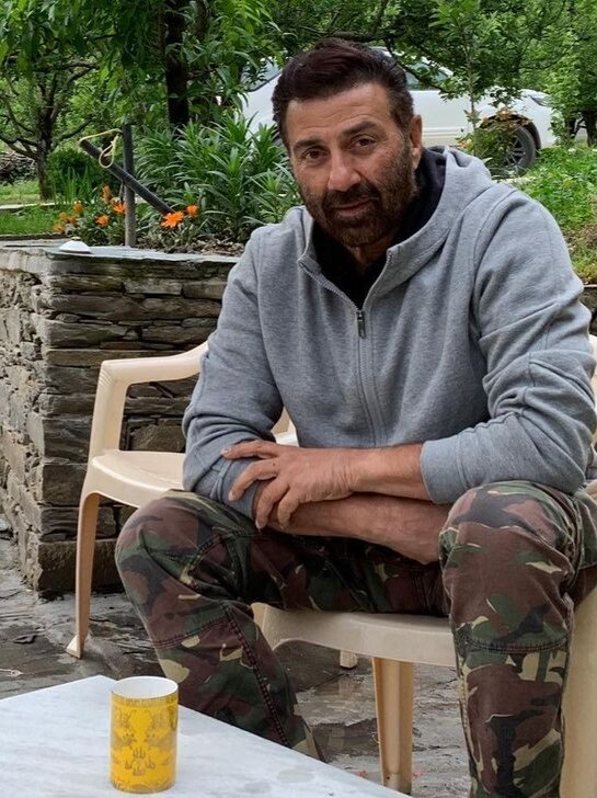 शाही लाइफ जीते हैं सनी देओल, अंदर से इतना आलीशान है घर