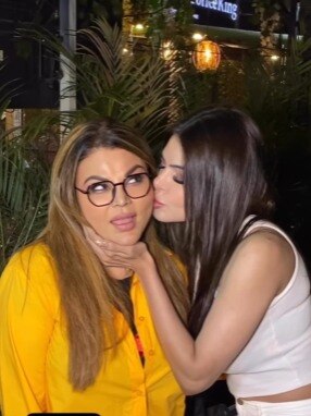 जेल में पति, राखी सावंत को किसने दिया 'प्यार का चुम्मा'? Video देख लोग हैरान