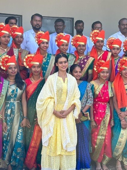 शॉर्ट ड्रेस छोड़ न्यासा ने पहना सूट, लगाई बिंदी, हिंदी बोलने में अटकी तो उड़ा मजाक