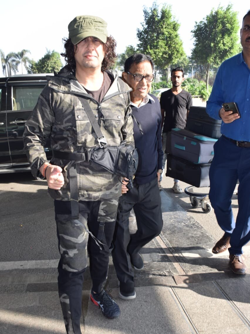 इवेंट में हंगामे के बाद एयरपोर्ट पर पिता संग दिखे सोनू निगम, बोले- सब ठीक है