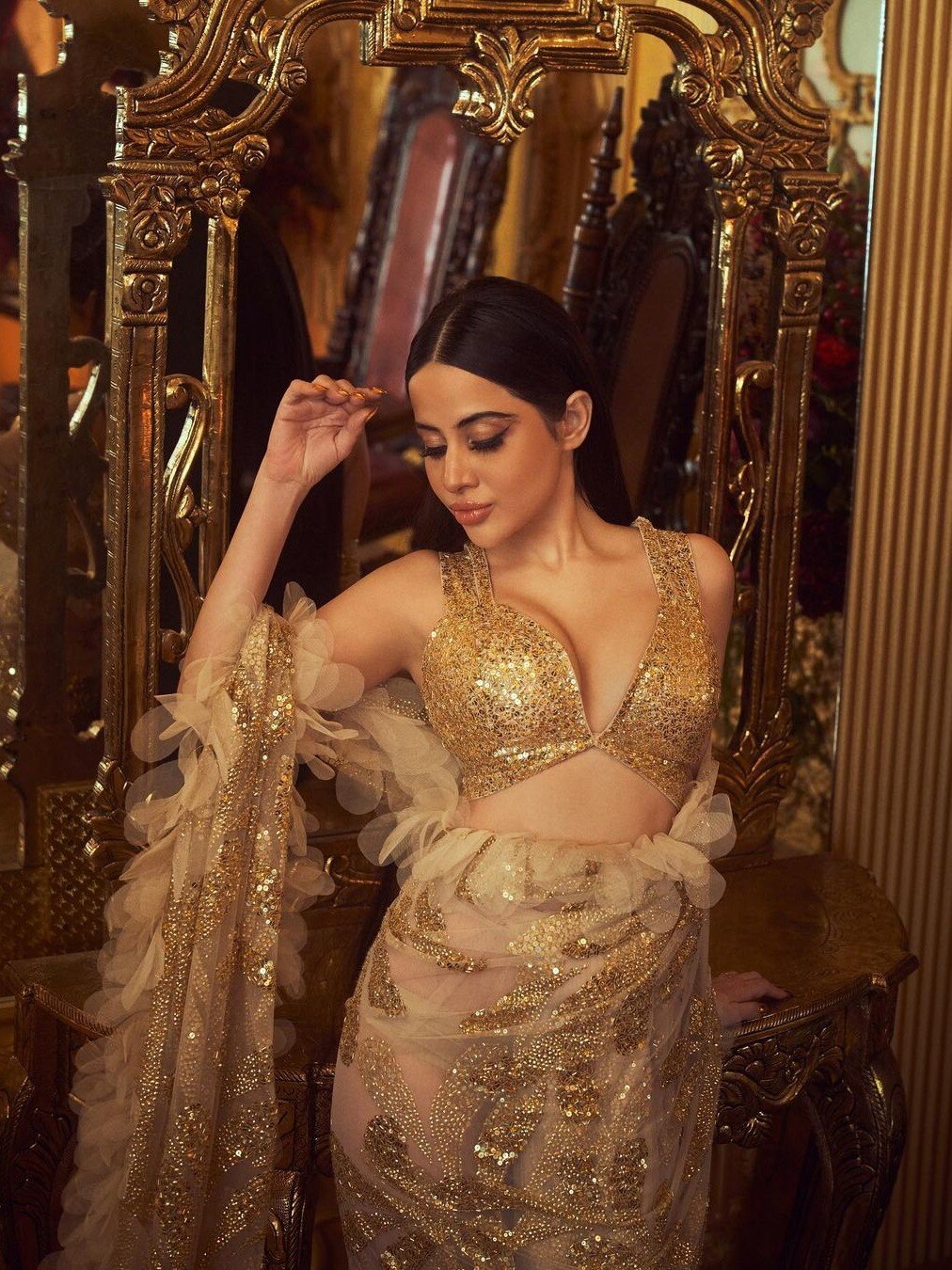 अंबानी फैमिली के फेवरेट डिजाइनर की मॉडल बनीं उर्फी, पहनी सिल्क ट्यूल साड़ी