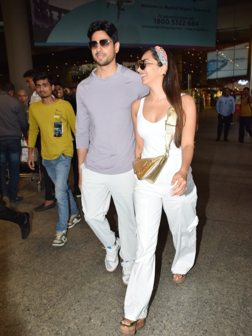 हनीमून पर निकले सिद्धार्थ-कियारा? एयरपोर्ट पर दिखा न्यूलीवेड कपल