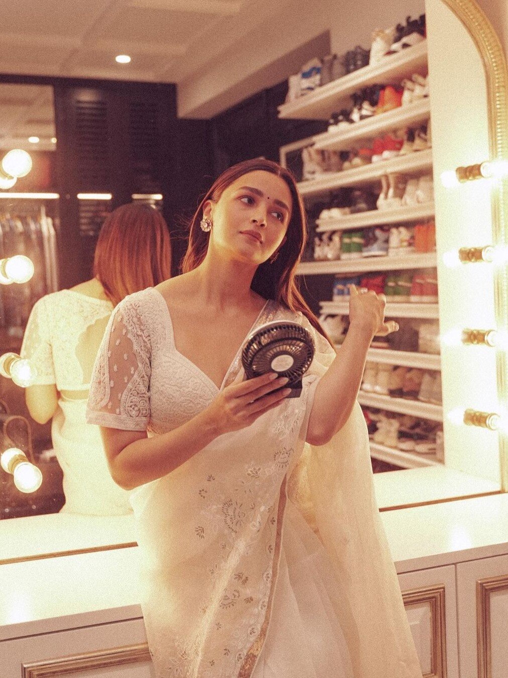 आलिया की तस्वीर में दिखे रणबीर के जूते, फैन्स बोले- पीछे टंगे कपड़े भी दिख गए