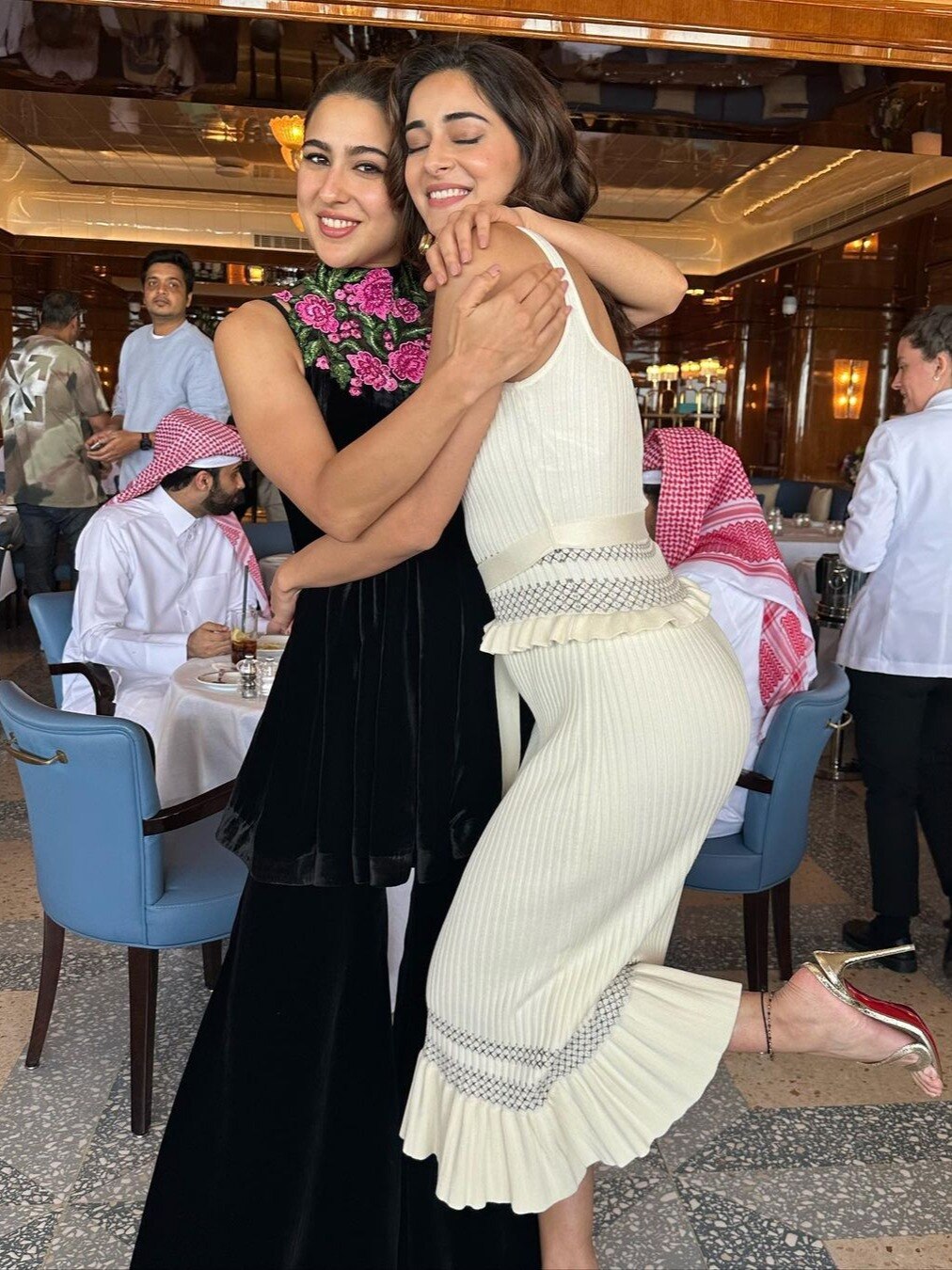 व्हाइट ड्रेस में अनन्या दिखीं 'बेबी डॉल' तो सारा बनीं 'देसी क्वीन', लुक पर फिदा हुए फैन्स