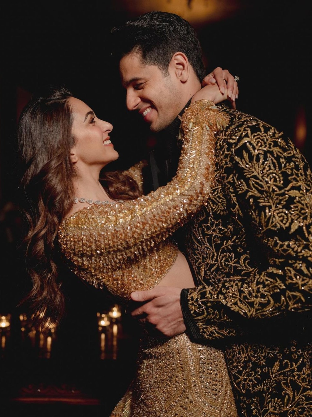 संगीत में कियारा ने पहना डीप नेक ब्लाउज, 4000 घंटों में बना लहंगा, रोमांटिक हुआ कपल