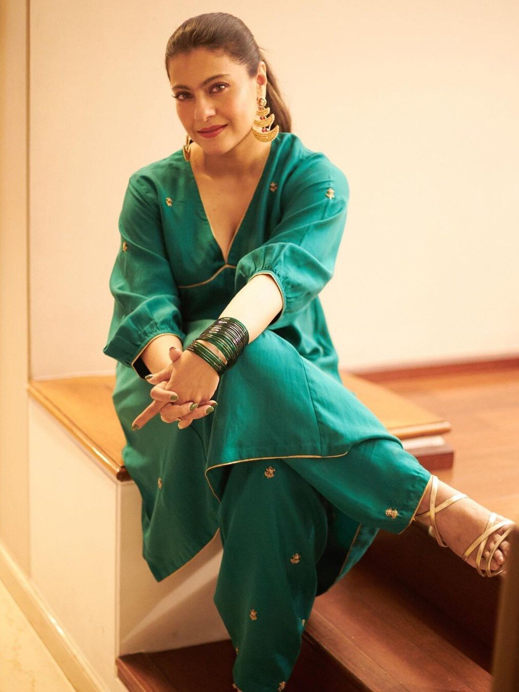 ग्रीन सूट पहनकर इतराईं काजोल, पूछा- बताओ, मैं कौन सी सब्जी दिख रही, भिंडी या मेथी?