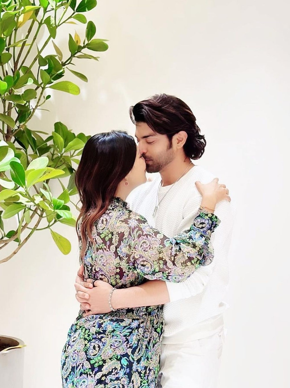 2 बच्चों की मां, 39 की उम्र, पति संग रोमांटिक हुई एक्ट्रेस, फैन्स बोले- जोड़ी को नजर न लगे