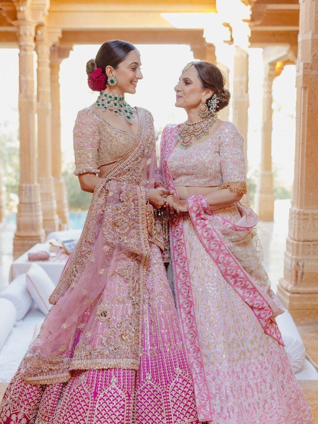 मां पर लुटाया कियारा ने प्यार, किया Kiss, शेयर कीं शादी की अनसीन फोटोज