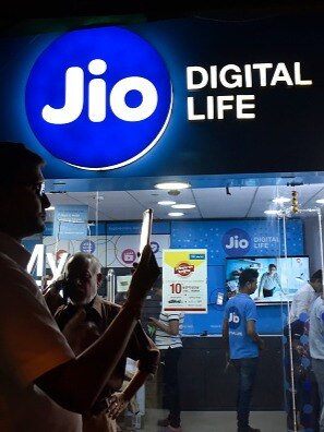 Jio का जबरदस्त ऑफर, फ्री मिल रहा डेटा, ये है प्लान्स की लिस्ट