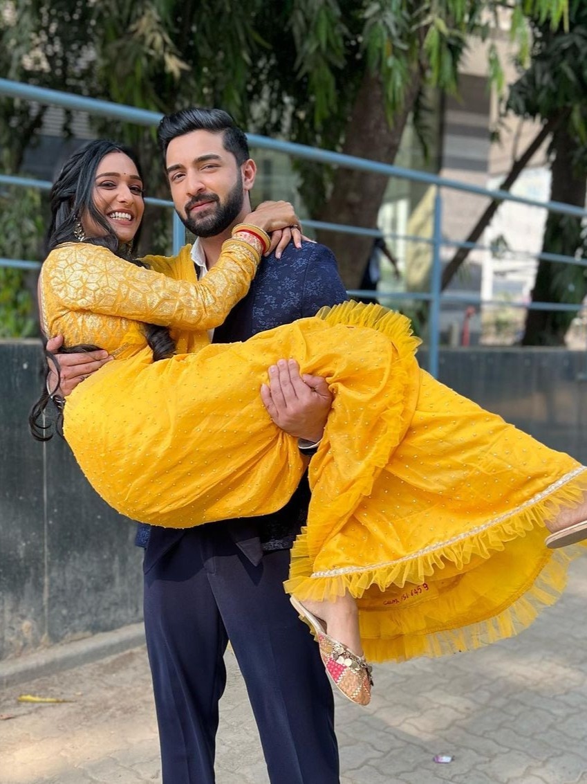 तलाक के बाद Ex वाइफ संग रोमांटिक हुआ हीरो, सरेआम किया KISS, Video वायरल 