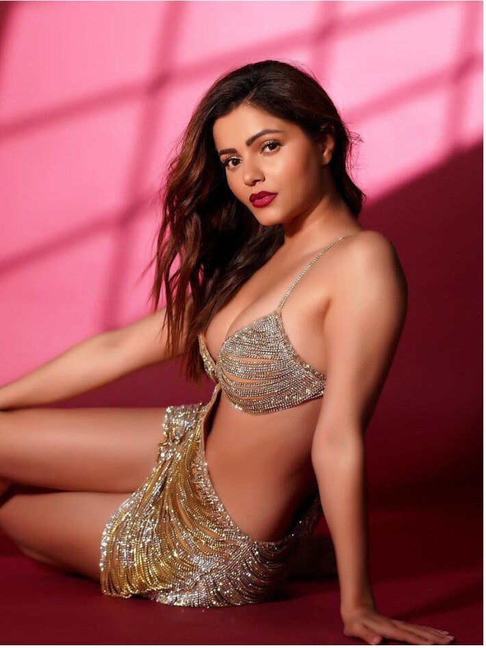 टीवी की 'संस्कारी बहू' का मिनी ड्रेस में सेन्शुअस अंदाज, फैंस बोले- आग लग गई