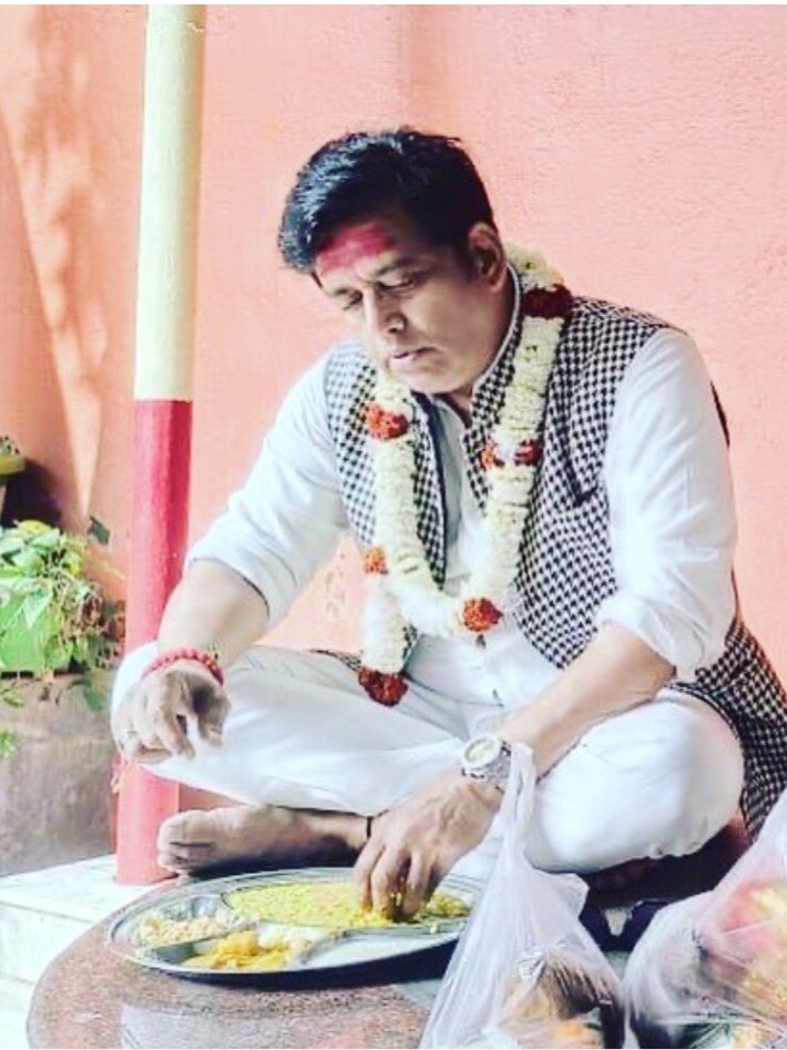 माथे पर सिंदूर तिलक-गले में माला, साधू संग जमीन पर बैठकर खाना खा रहा ये एक्टर