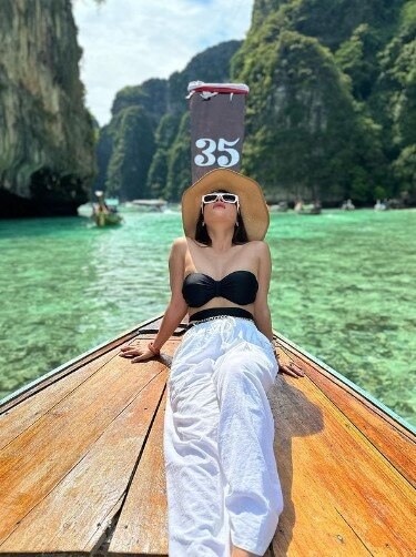 एक्ट्रेस ने बिकिनी पहन गर्ल्स गैंग संग की बैचलर्स पार्टी, भड़के लोग, बोले- कपड़े नहीं हैं?