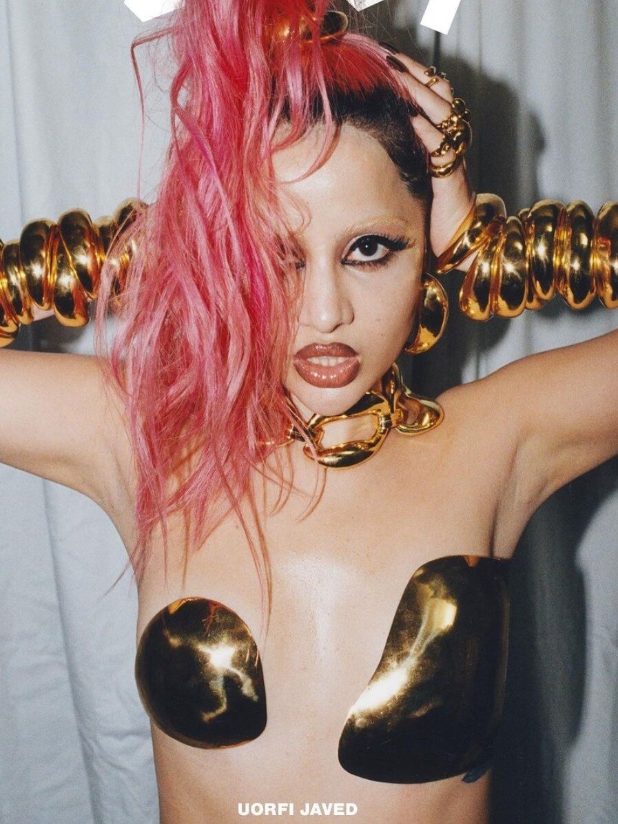 पिंक हेयर, गोल्ड ब्रेस्टप्लेट के साथ उर्फी का नया शूट, यूजर्स बोले- अब ये कौन है?