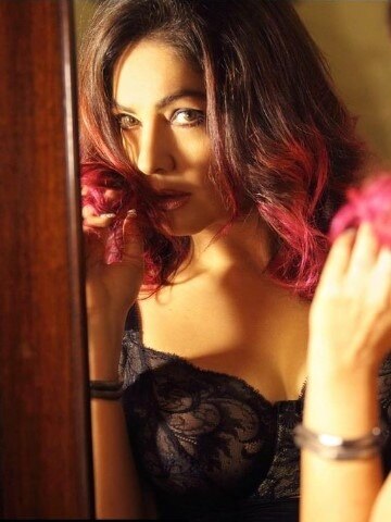 पिता को किया Lip Kiss-'न्यूड' फोटोशूट से मचाई सनसनी, विवादों में रहीं पूजा भट्ट