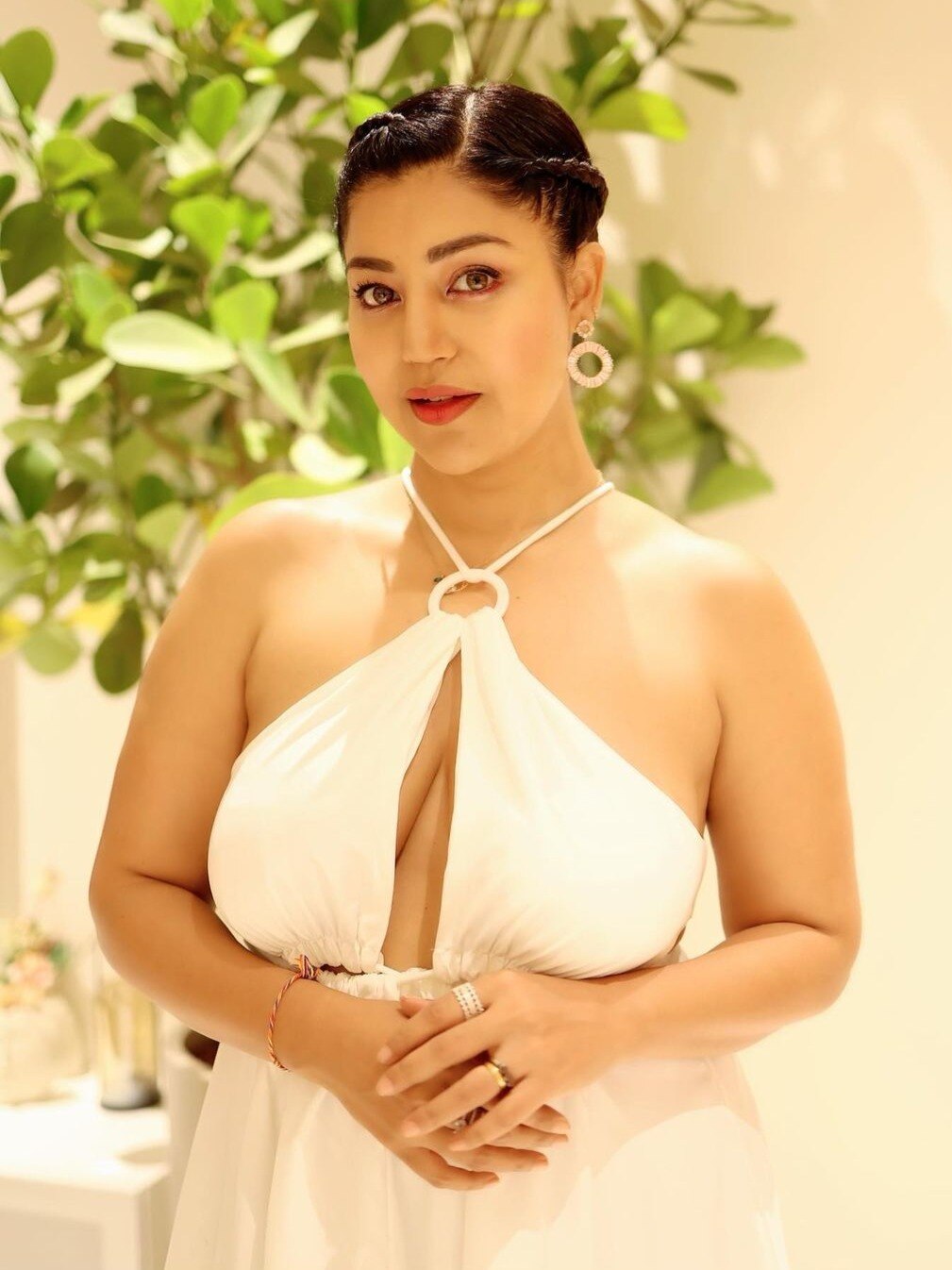 दो बच्चों की मां, 39 साल की एक्ट्रेस ने पहनी कट-आउट ड्रेस, फैंस ने बताया सिंड्रेला