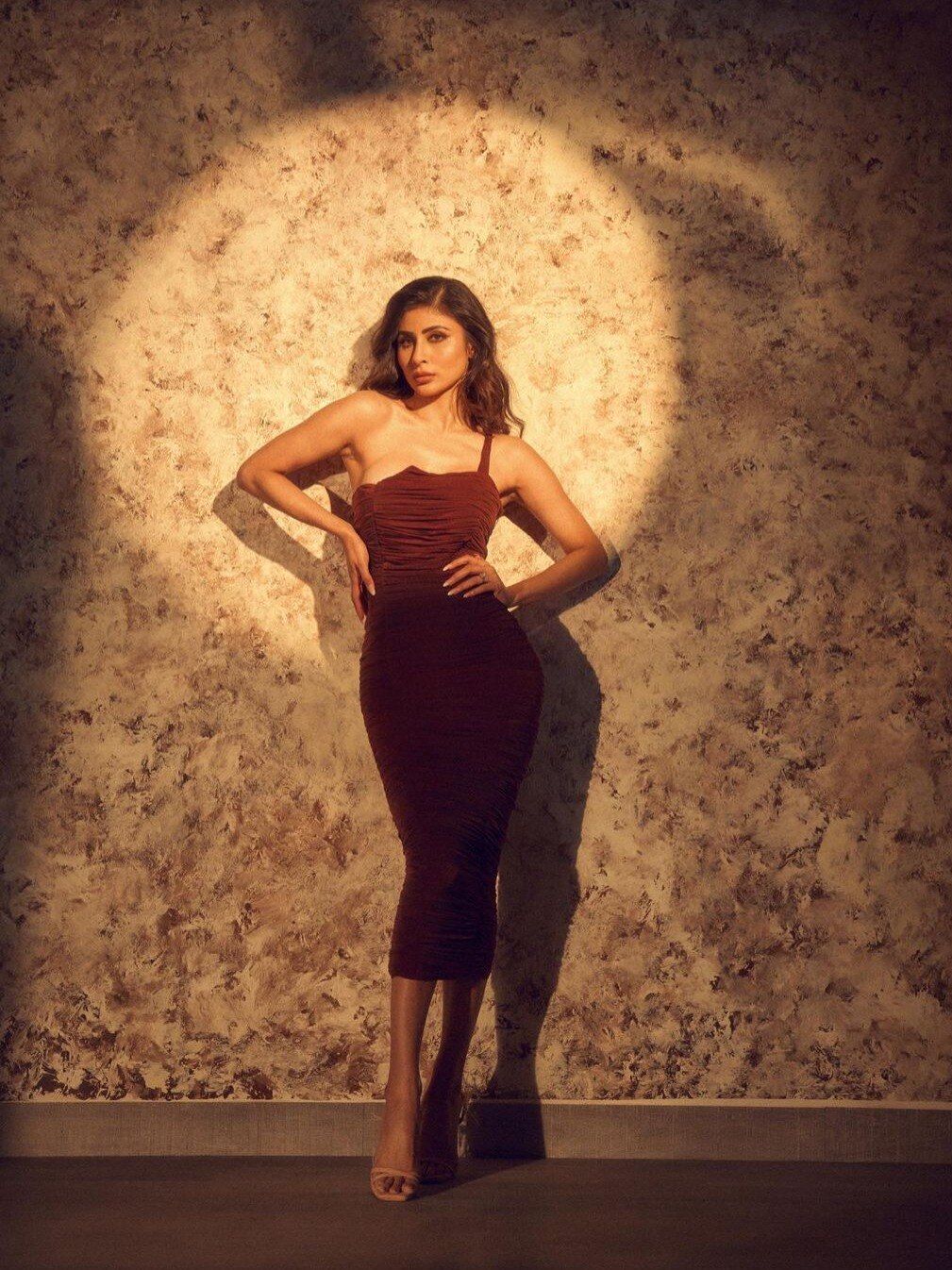 ब्राउन बॉडीकॉन ड्रेस में मौनी रॉय ने फ्लॉन्ट किया फिगर, ग्लैम लुक देख बोले फैंस- आग लगा दी