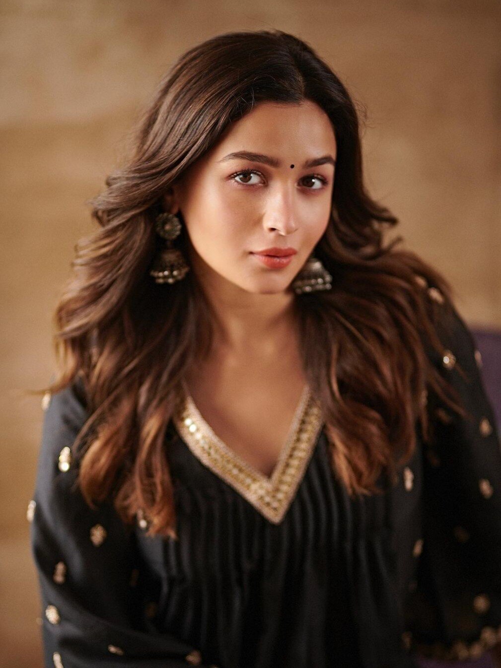 कैसे चमकती है आलिया की स्किन, इतने महंगे 5 प्रोडक्ट करती हैं यूज