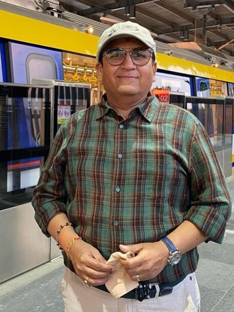 लग्जरी कार छोड़कर जेठालाल ने मैट्रो से किया सफर, फैंस बोले- बबीता जी कहां हैं?