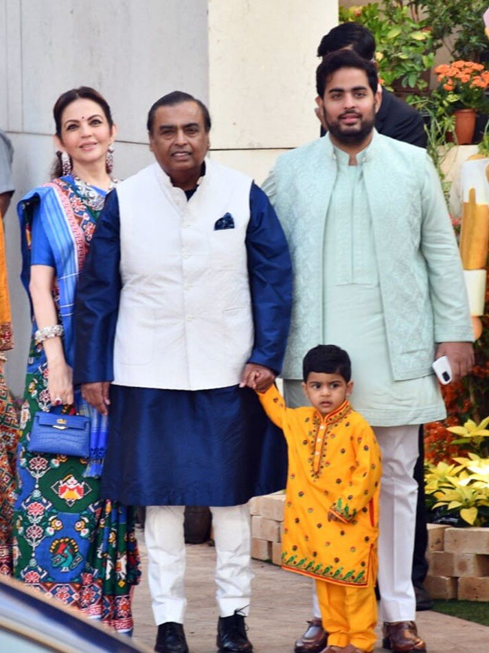 बेटी ईशा अंबानी की खुशियों में शामिल हुए मुकेश अंबानी, परिवार संग दिखे