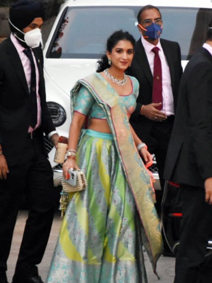 बनारसी लहंगे में दिखीं अनंत अंबानी की होने वाली पत्नी, राधिका की सादगी ने जीता दिल