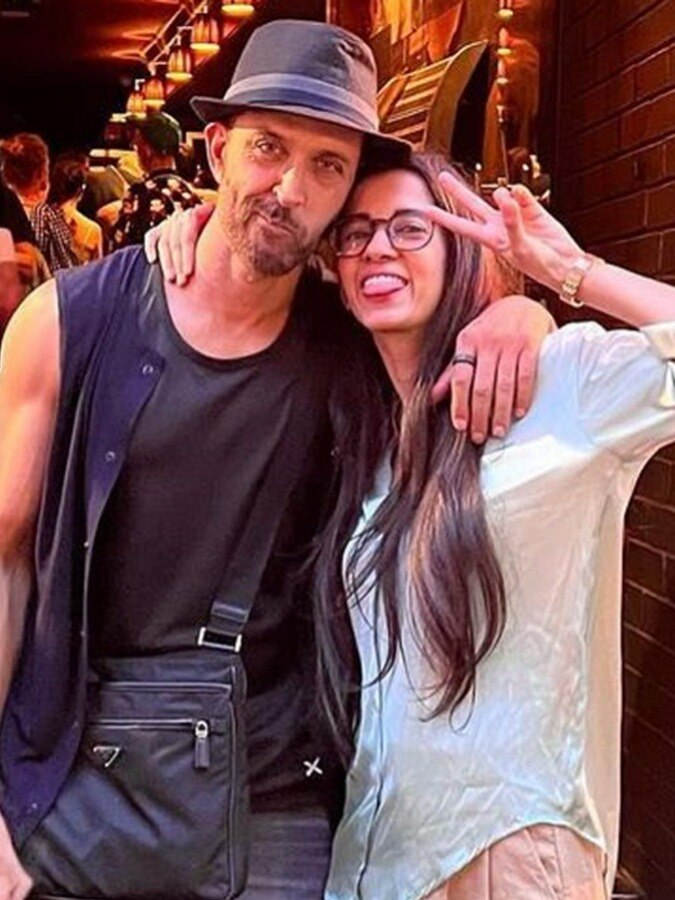 गर्लफ्रेंड सबा संग रोमांटिक हुए ऋतिक, पैपराजी के सामने किया Kiss, वीडियो वायरल