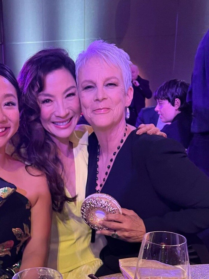 खुशी में एक्ट्रेस भूली सबकुछ, दूसरी एक्ट्रेस को कर दिया Kiss, फ‍िर हुआ ये