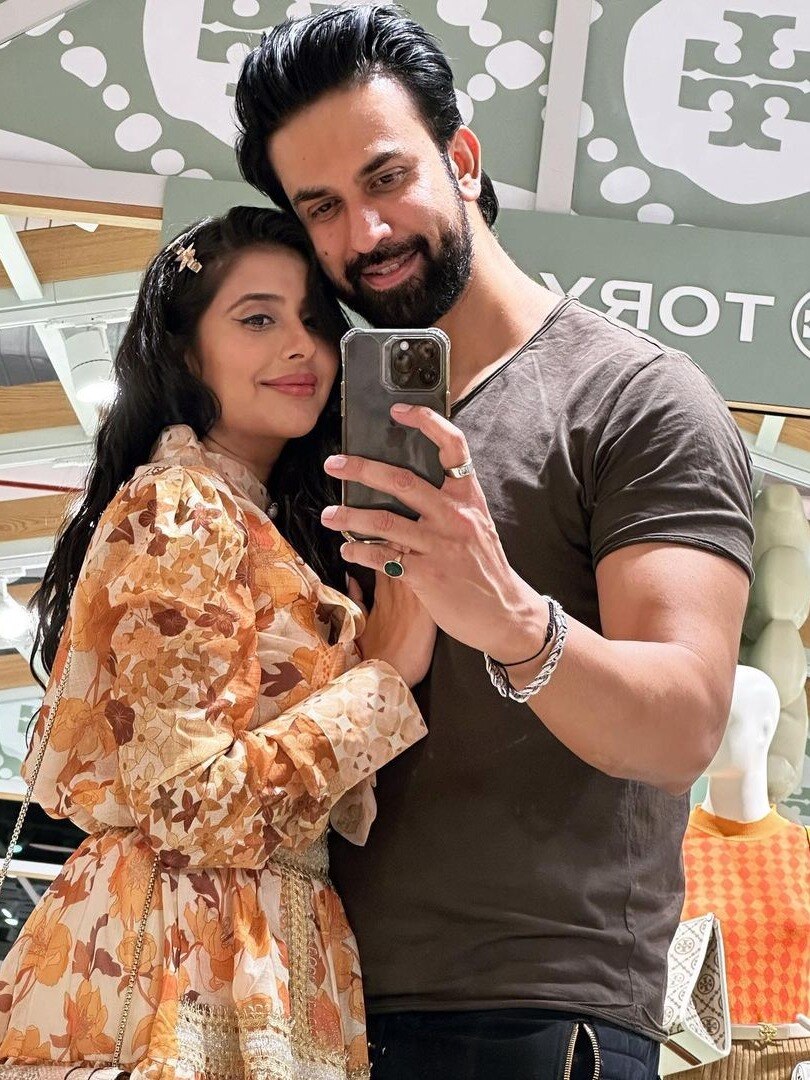 तलाक की खबरों के बीच पति संग रोमांटिक हुईं चारु, बाहों में दिए पोज, भड़के लोग बोले- कौन सा ड्रामा है 