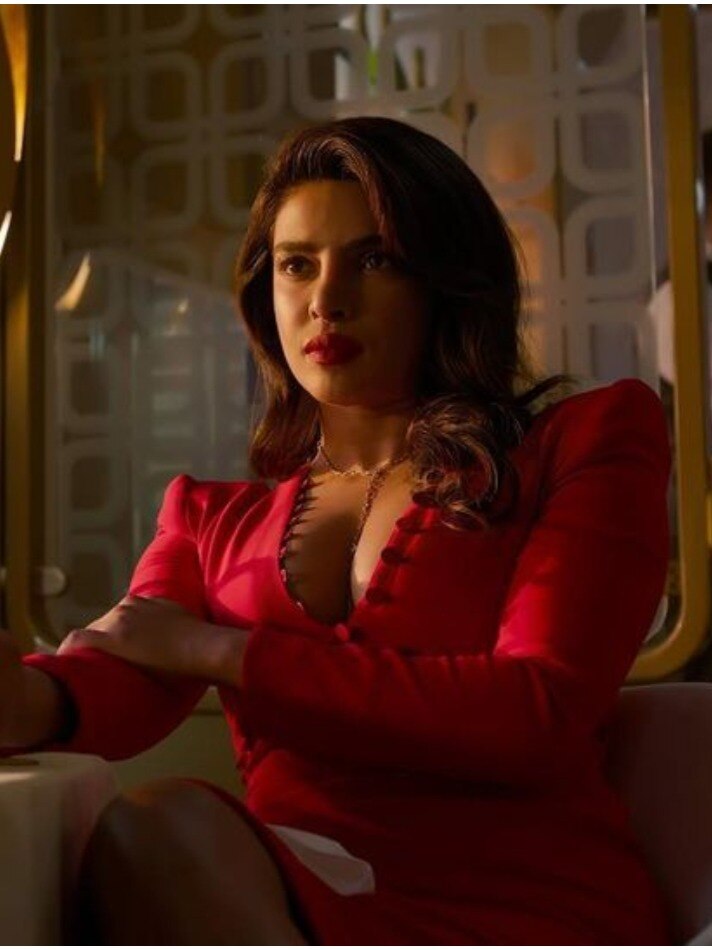 हाथ में बंदूक, किलर लुक, किसकी जासूसी करने जा रहीं हैं प्र‍ियंका चोपड़ा?