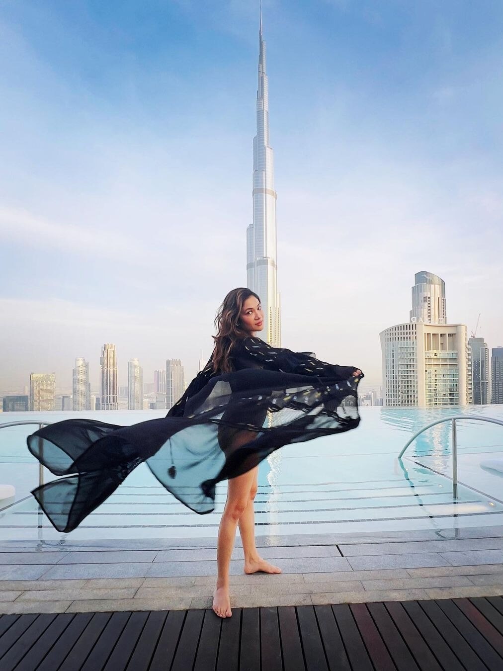 बुर्ज खलीफा के सामने दिखा 'बहू हमारी रजनीकांत' एक्ट्रेस का कातिलाना अंदाज, हुईं ट्रोल