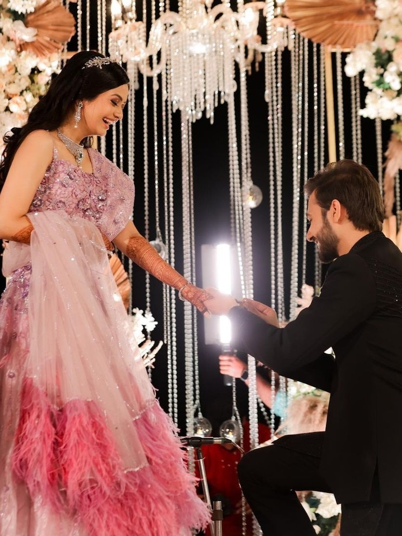 24 साल की एक्ट्रेस ने की सगाई, मंगेतर संग हुईं रोमांटिक, अमिताभ के साथ कर चुकी हैं काम