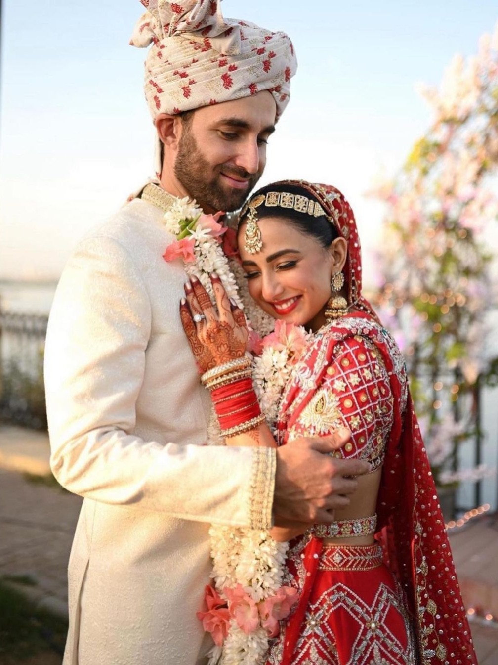 'कल्चर का अपमान नहीं किया', शादी में लाल जोड़ा पहनने पर ट्रोल PAK एक्ट्रेस, छोड़ा इंस्टाग्राम