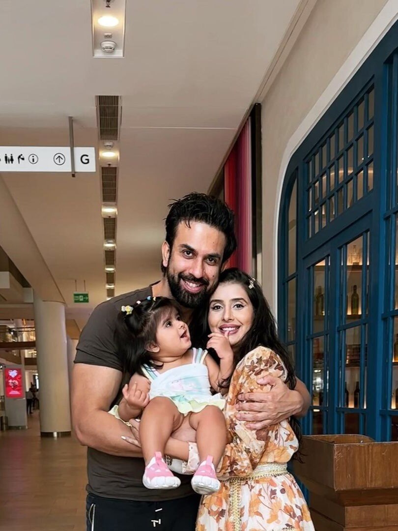 पहले Hug फिर Kiss, टूटती शादी के बीच पत्नी संग रोमांटिक हुआ एक्टर, लोग कंफ्यूज