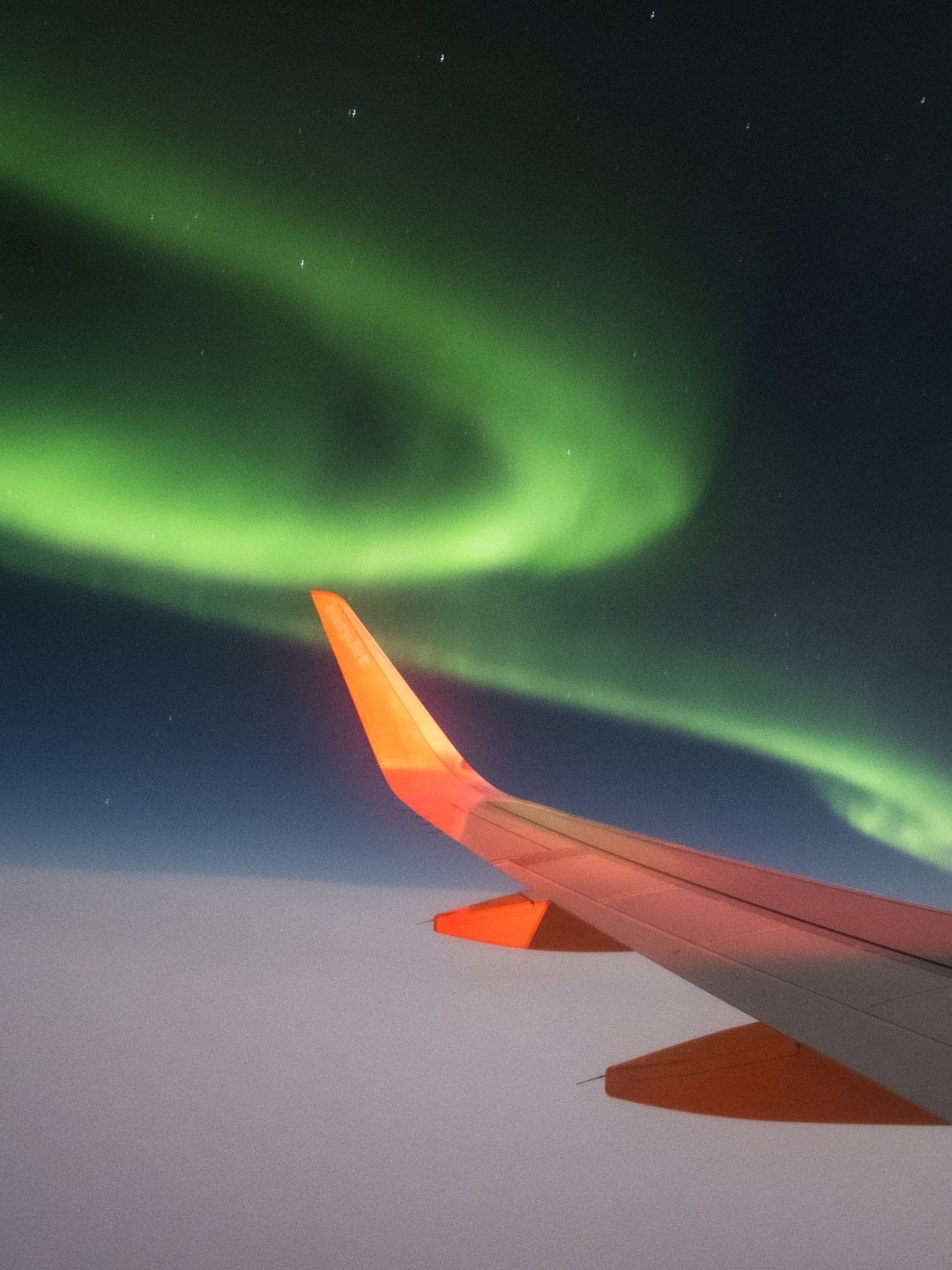 Northern Lights: Pilot takes 360-degree turn for Reykjavik to
