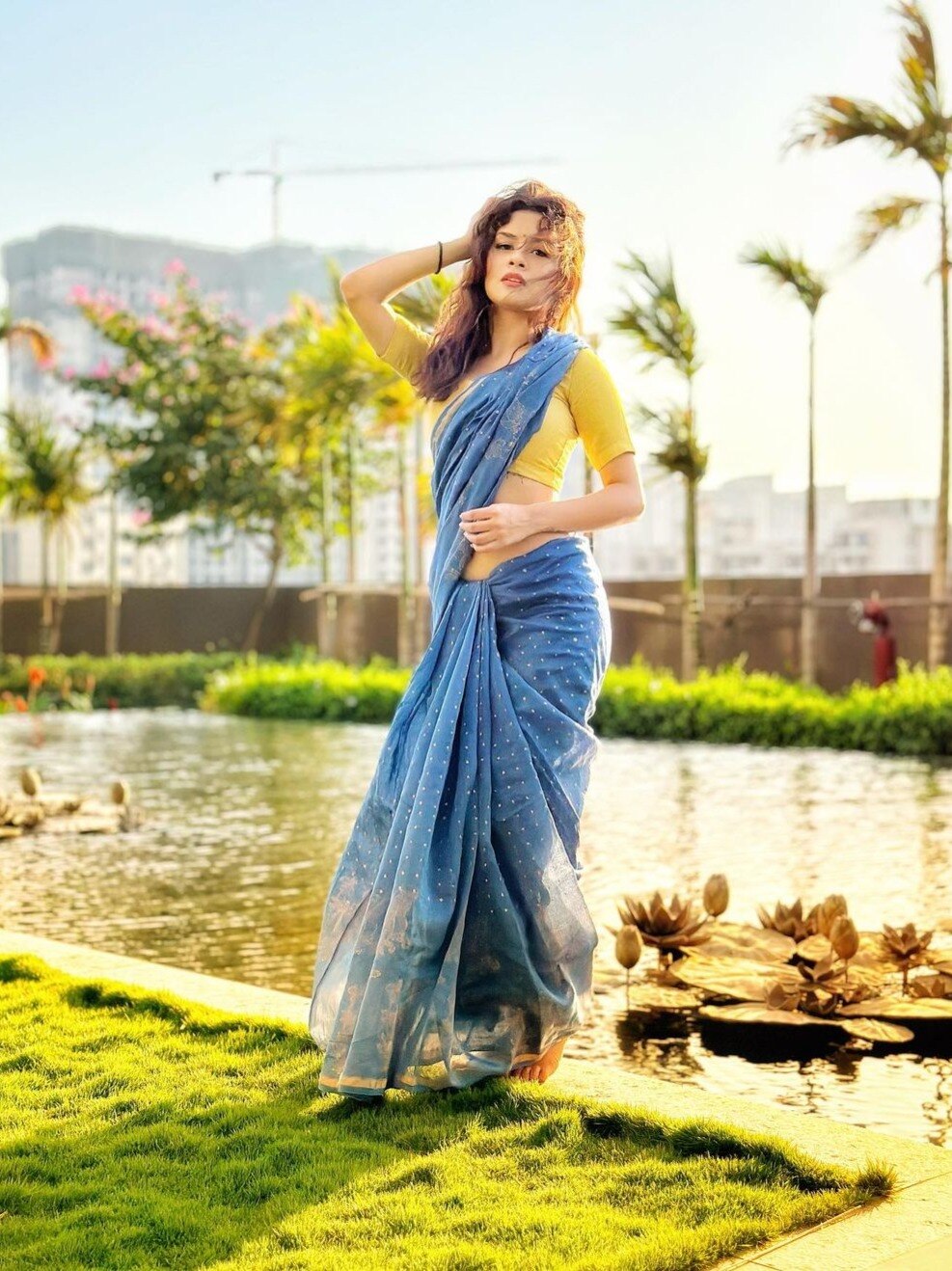 'ग्लैमरस' से 'संस्कारी' नारी बनी 21 साल की ये एक्ट्रेस, फैन्स बोले- दीदी, अच्छी लग रही आज