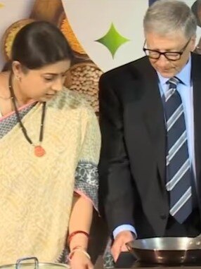 स्मृति ईरानी संग बिल गेट्स ने पकाई खिचड़ी, लगाया तड़का, वीडियो वायरल