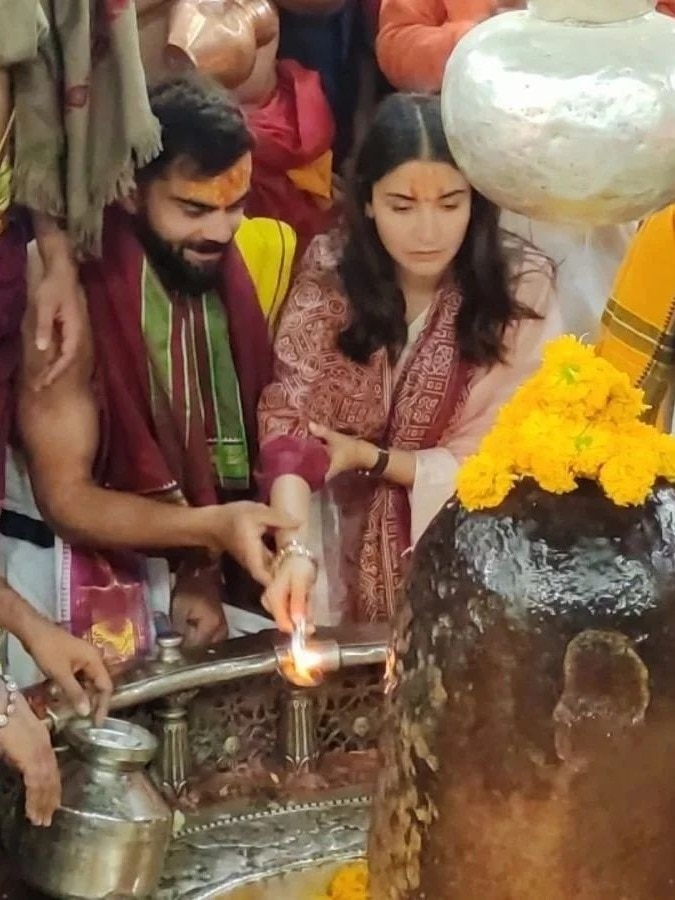 विराट-अनुष्का पहुंचे महाकालेश्वर मंदिर, महादेव की आरती करते वायरल वीडियो