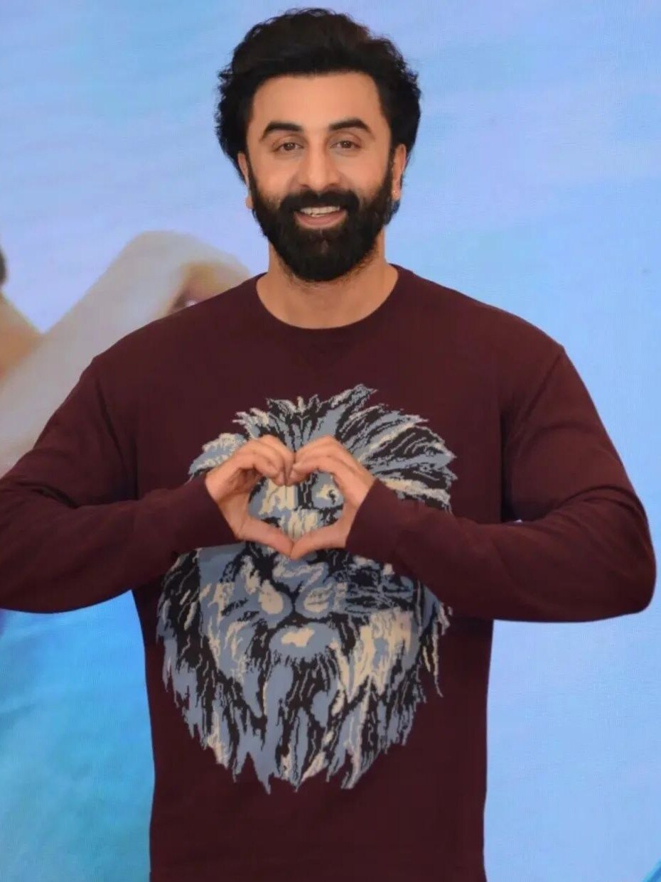 रणबीर को देख बेकाबू फीमेल फैन, सेल्फी लेने के बहाने छुआ, यूजर्स नाराज